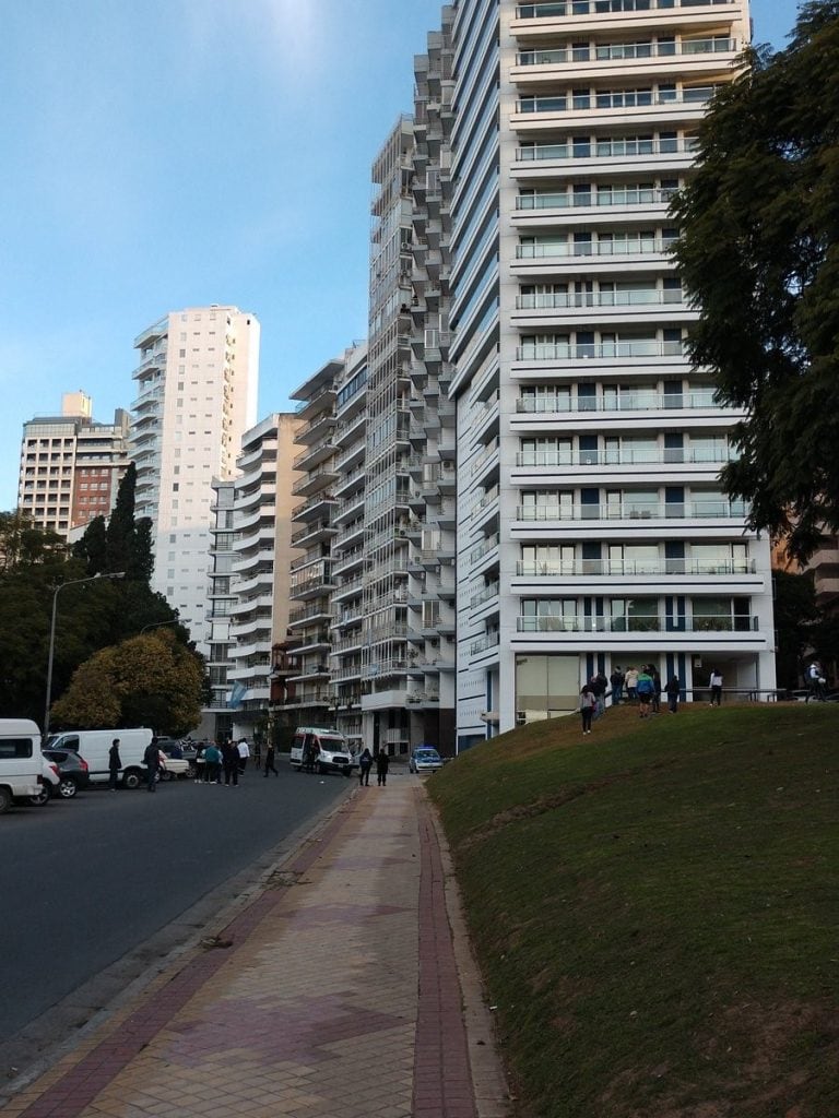 Mujer cayó desde gran altura en San Luis y Alem.