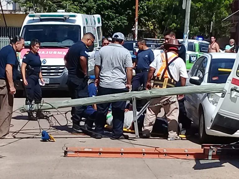 Operario cayó de un poste y quedó inconsciente