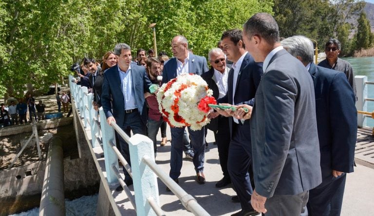 Como todos los años, tiraron flores al agua.