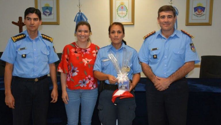 Vanina Merlo junto a los policías condecorados (web).