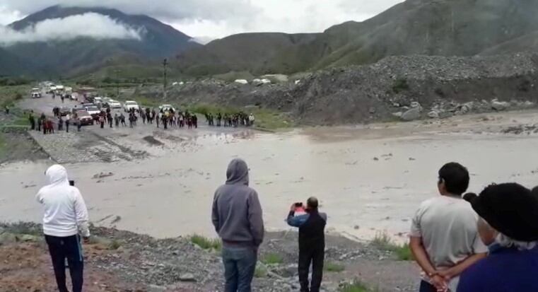 Momento en que la creciente del arroyo que atraviesa la Ruta 9 en Volcán, cubre la cinta asfáltica.