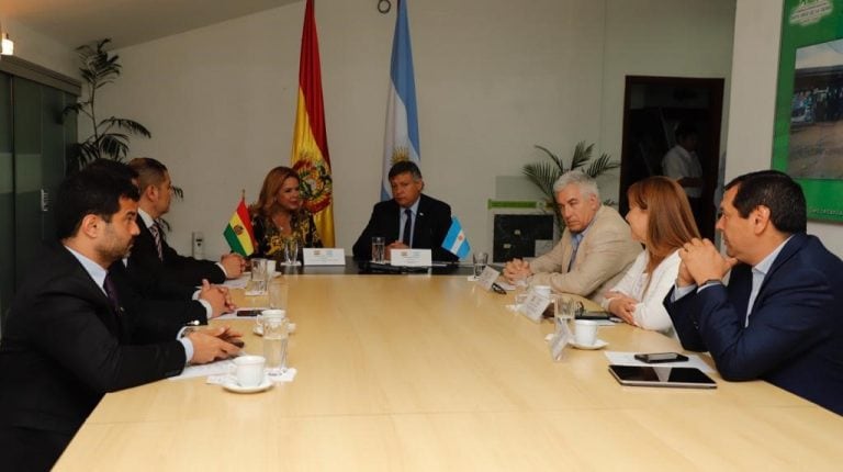 El gobernador sigue tendiendo puentes entre el Chaco y Santa Cruz de la Sierra, Bolivia.