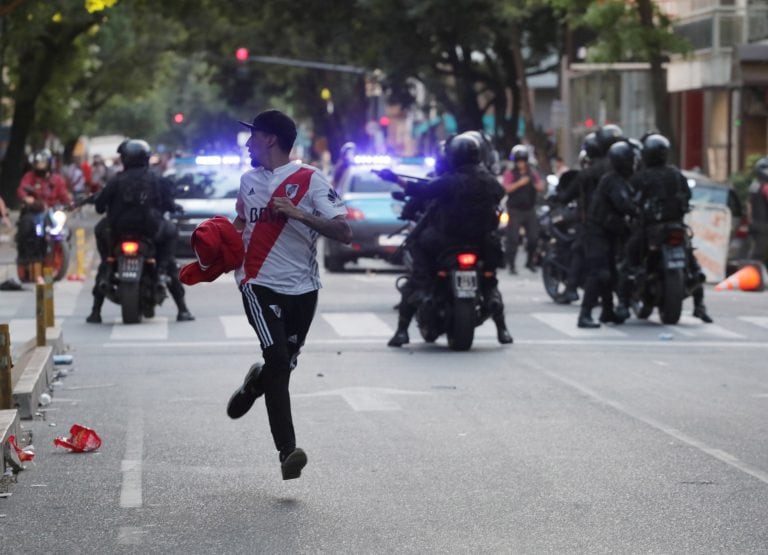 Los disturbios se produjeron en las inmediaciones del Monumental (REUTER)