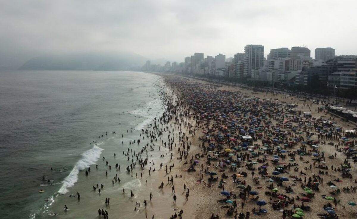 En Brasil, las playas vuelven a llenarse de personas en plena pandemia