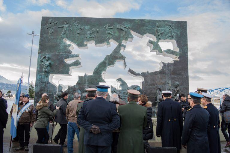 Homenaje en a los héroes de Malvinas en el monumento a los caídos. Ushuaia - Tierra del Fuego