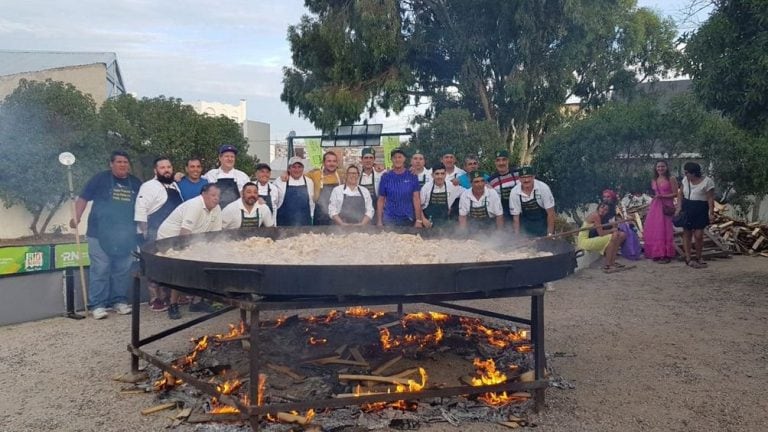 La paella gigante es un clásico en la costa.