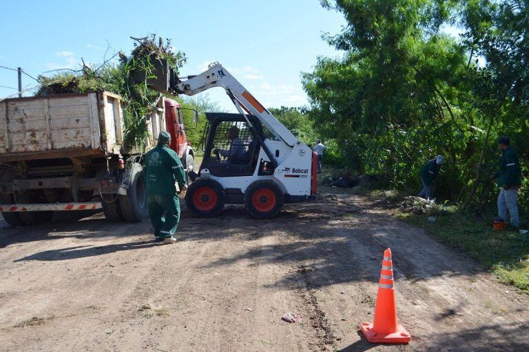 El Municipio de Resistencia realizó un operativo integral sobre 800 metros de la avenida Vélez Sarsfield, desde avenida Rissione hasta la calle Combate Vuelta de Obligado.