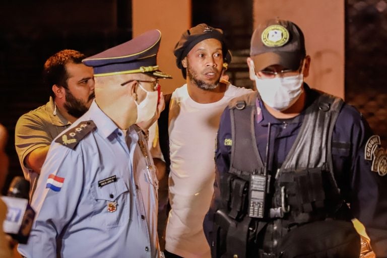 Ronaldinho Gaucho llegando al Hotel Palmaroga, este martes, en Asunción (Paraguay) (EFE)