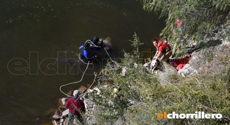 Así sacaban el cuerpo de Néstor Ariel González del agua.