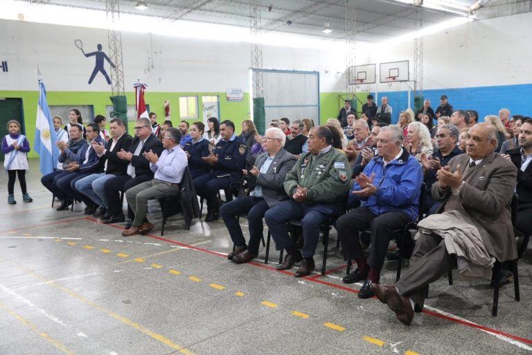 Estuvieron presentes autoridades locales, ex combatientes, alumnos, docentes y vecinos de la localidad.