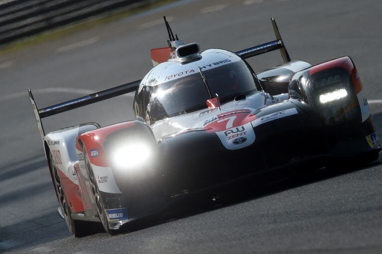 El Toyota TS050 Hybrid del trinomio López-Conway-Kobayashi, con la pole en Le Mans. El coche, de la categoría LMP1 (la primera división del Campeonato Mundial de Resistencia) es impulsado por un motor híbrido, en el que la potencia se obtiene de la combinación de energía química -combustión interna- y eléctrica.