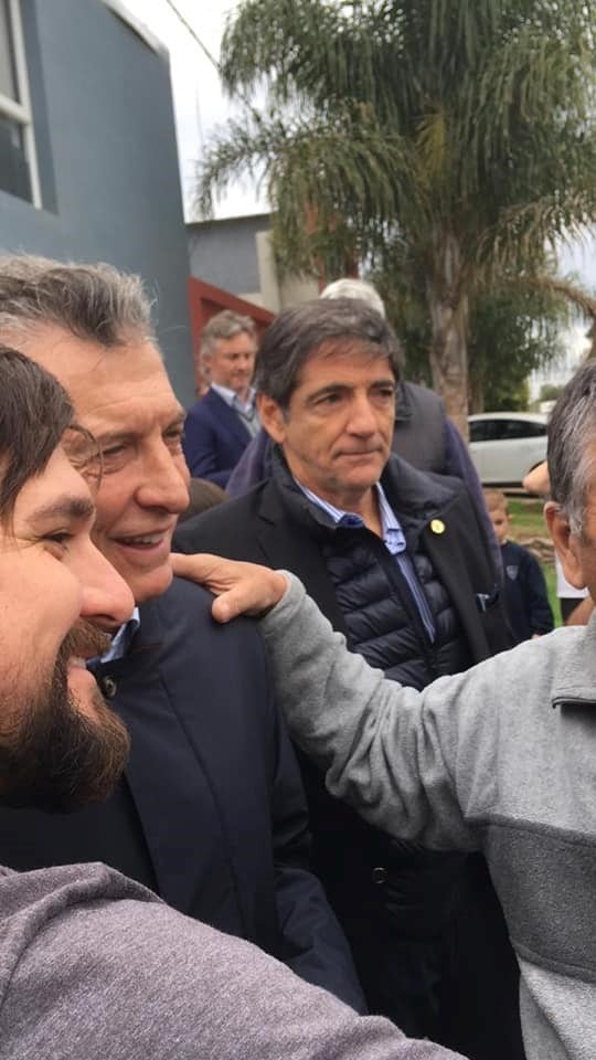 Macri estuvo en la empresa Impal, se sacó fotos y charló con la gente.