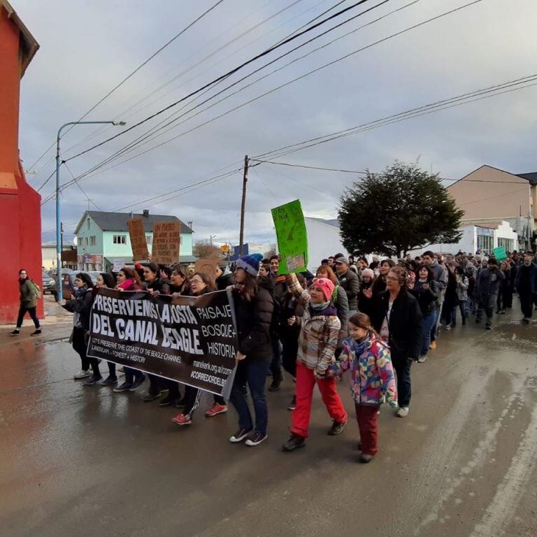 Manifestación de ambientalistas en contra del Corredor Beagle.