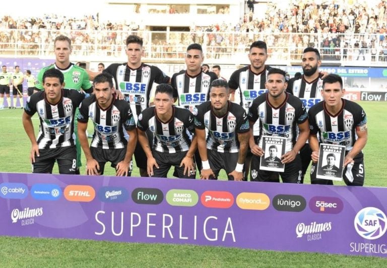 Homenaje a José Luis Cabezas en la previa del partido entre Central Córdoba u Colón de Santa Fe.