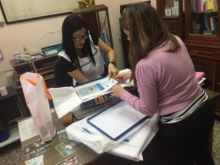 La casa de TDF entregó material didáctico en una escuela bonaerense.