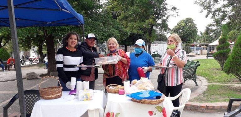 Vecinas oranenses dieron el desayuno a abuelos que fueron a cobrar (Facebok La Diez Orán)