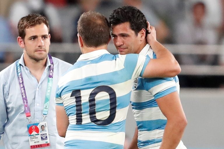 Matias Moroni y Benjamin Urdapilleta se abrazan ante la mirada de Nicolás Sánchez tras la derrota ante Inglaterra. Foto:  REUTERS/Matthew Childs