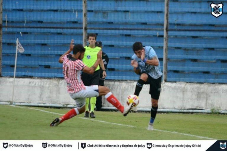 La polémica por el arbitraje trascendió el campo de juego y se instaló en las redes sociales.