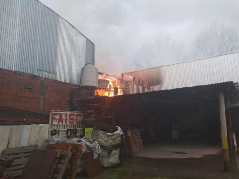 Incendio en cercanías de la República de los Niños.