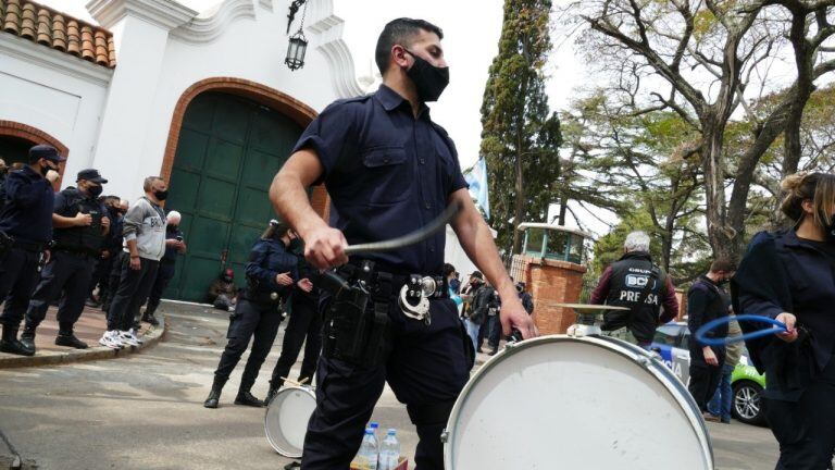 Efectivos de la Policía Bonaerense frente a la Quinta de Olivos. (Foto: Clarín)