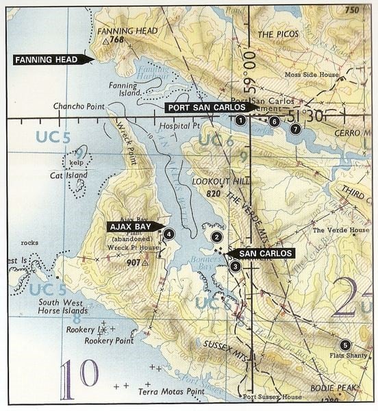 Mapa de la Bahía de San Carlos y las primeras posiciones inglesas.