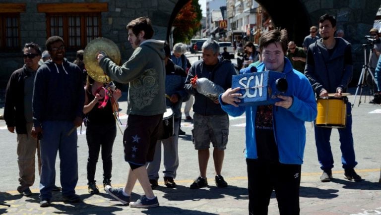 La protesta se realizó con una obra de teatro en las inmediaciones de la municipalidad de Bariloche (Río Negro).