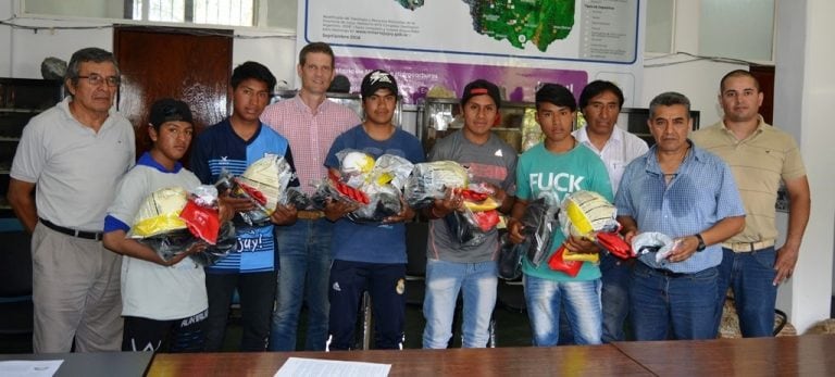 El secretario de Minería e Hidrocarburos de la Provincia, Miguel Soler, junto a cinco estudiantes de la localidad de Catua a quienes “los capacitamos en lo que es una roca, cómo se corta, cómo se procesa y que explotación tiene” el ónix.