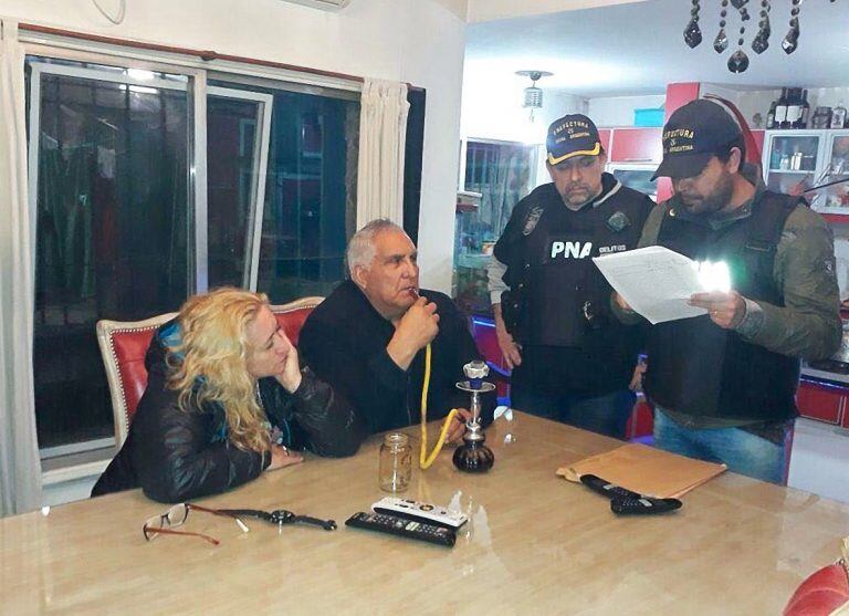 Juan Pablo "Pata" Medina (2do desde izq.), junto a su esposa durante un allanamiento policial en Buenos Aires