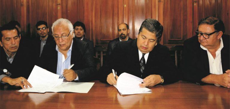 El secretario general de la Unión de Personal Civil de la Nación (UPCN) seccional Jujuy, Luis Cabana, y el rector de la Universidad Nacional de Santiago del Estero (UNSE), Héctor Paz, al momento de firmar el convenio.