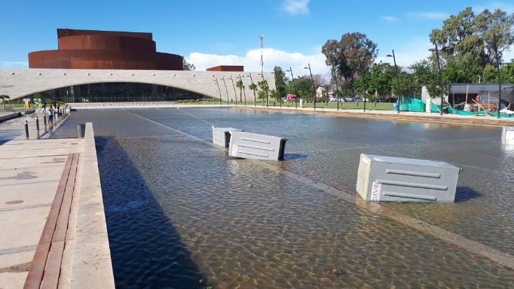 Los baños químicos en la fuente de la Plaza del Bicentenario.