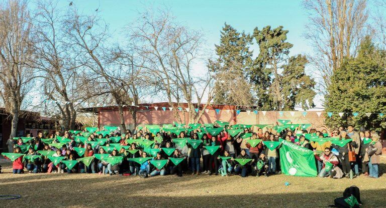 La actividad arrancó en los jardines de la facultad.