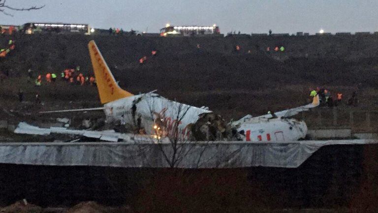 Un avión se partió en tres en Turquía. (Twitter)