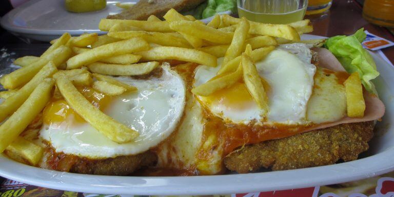 SALE CON FRITAS. Y sino una tradicional milanesa a caballo con todos los chiches.