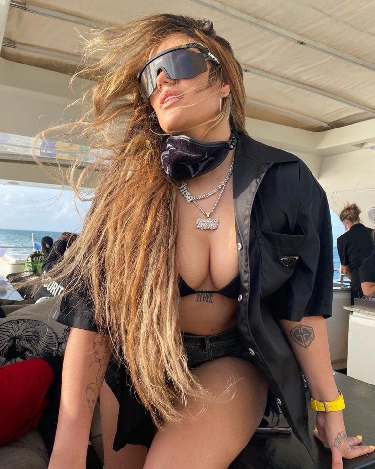 Karol G sorprendió con una foto en bikini que dejó a sus seguidores con la boca abierta