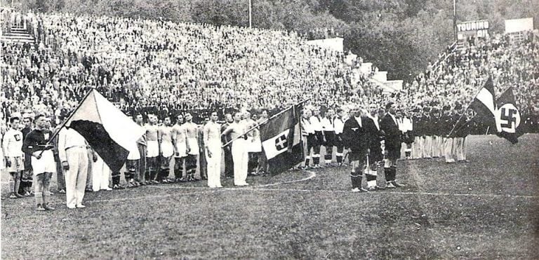 La bandera nazi en el partido final, por que Mussolini quería que el Reich estuviera presente. La política invadía los Mundiales.