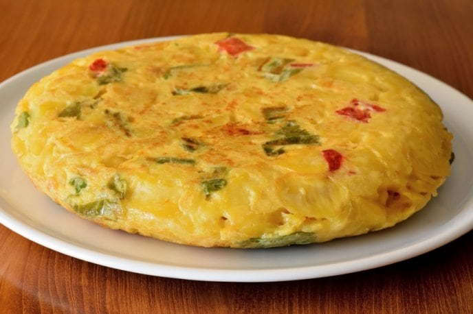 Cómo aprovechar el pollo sobrante: Tortilla de papa rallada paso a paso