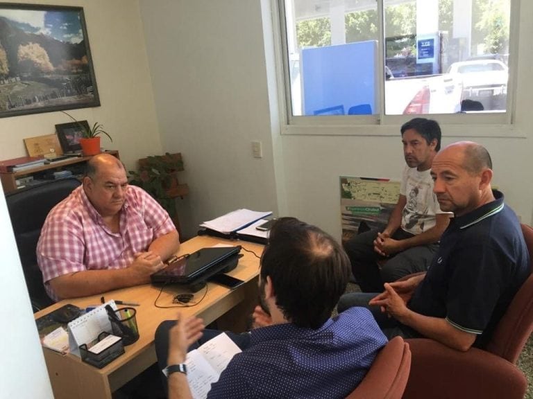 El Ministro de Turismo y Áreas Protegidas Nestor Garcia dialogando con referentes del turismo cordillerano.