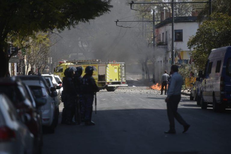 Violento cruce entre la Policía y Luz y Fuerza.