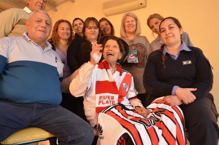 Dominga posa para la foto junto a los vecinos que hicieron posible su viaje a conocer el Monumental.