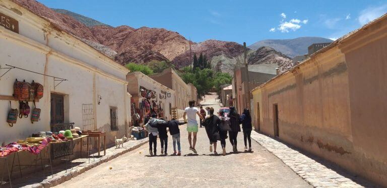 Benjamin Alfonso en Purmamarca junto a los niños de la orquesta