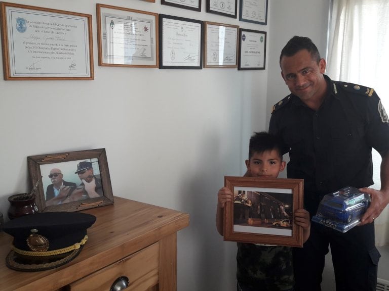 Máximo junto al Comisario Inspector Cheppi