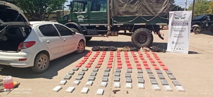 Detuvieron a un policía con más de 100 kilos de cocaína. (FM Aries)