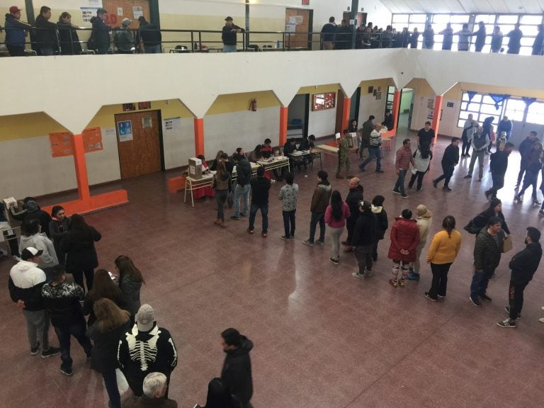 Numerosa cantidad de vecinos se reunieron antes del mediodía para emitir su voto