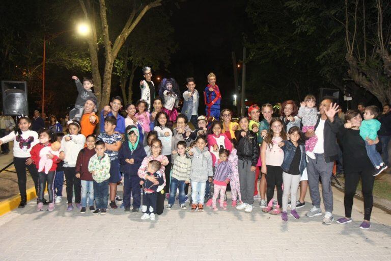 Equipo de gobierno junto a vecinos en la inauguración de la obra.