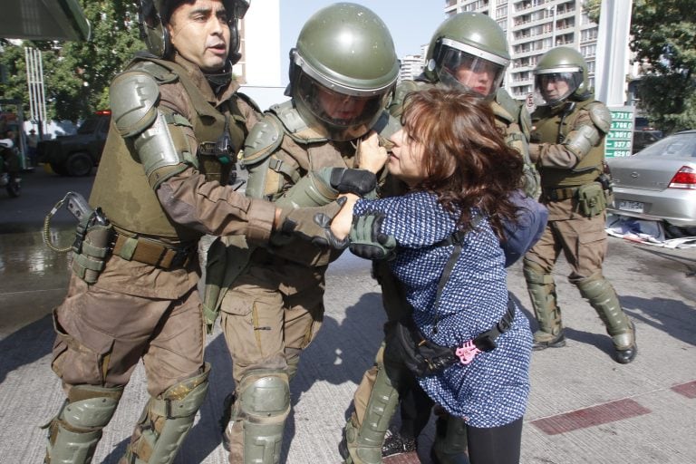 BH07. SANTIAGO (CHILE), 16/01/2018.- La policía disuelve una protesta por la llegada del papa Francisco hoy, martes 16 de enero de 2018, por las calles de Santiago (Chile). La policía disolvió hoy en Santiago la "Marcha de los Pobres", convocada por varias organizaciones sociales en protesta contra la visita del papa Francisco a Chile, según informaron fuentes oficiales. El papa realizará una visita de tres días en Chile y posteriormente se trasladará a Perú. EFE/BENJAMIN HERNANDEZ