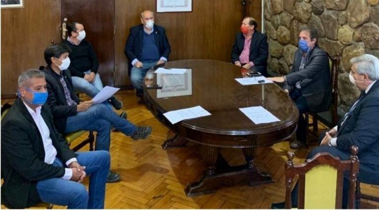 Reunión de Labor Parlamentaria presidida por el vicegobernador Haquim, con la participación de los presidentes de los bloques del Frente Cambia Jujuy, Alberto Bernis; del Frente de Todos, Pedro Belizan; de Primero Jujuy, Gaspar Santillán; y del FIT, Alejandro Vilca. También estuvieron los vicepresidentes primero y segundo de la Cámara, Carlos Amaya y Rubén Rivarola, respectivamente.