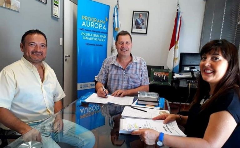 En la firma del acuerdo estuvieron el intendente de Agua de Oro Orlando Belli, la arquitecta Lavaceli, y  el secretario de Coordinación Municipal, Alejandro Capdevila.