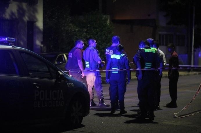 Un policía de la Ciudad fue baleado por delincuentes en Parque Chacabuco. (Foto: Clarín)