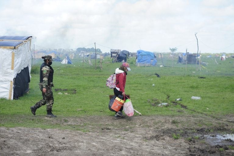 Desalojo de ocupantes que tomaban tierras en la localidad bonaerense de Guernica. (Clarín)