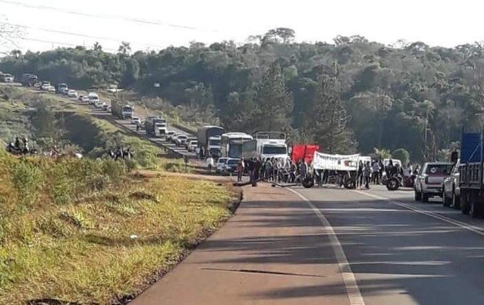 Tareferos cortan las Rutas 12 y 14 en Misiones. (Foto: Twitter)